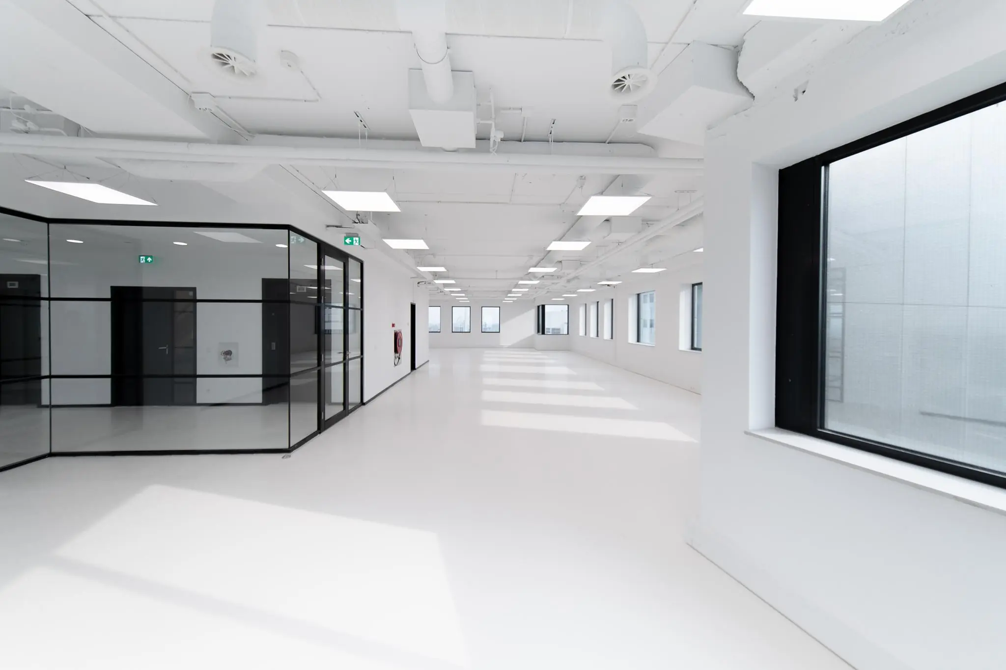 Licht en modern kantoorpand in Rivium Quadrant met glazen scheidingswanden en grote ramen.